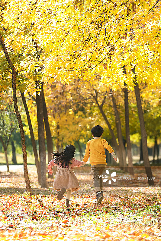 快乐儿童在户外奔跑图片素材