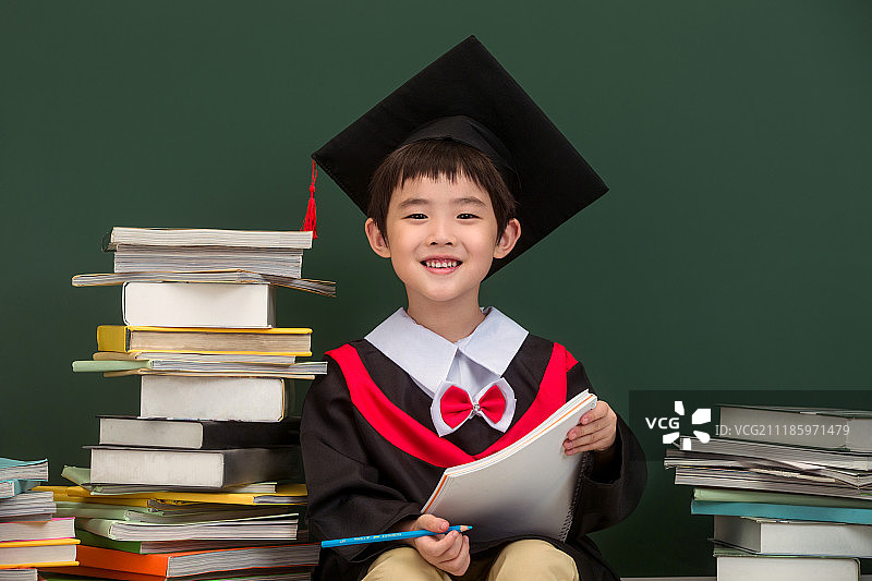 穿着学士服的小学男生图片素材