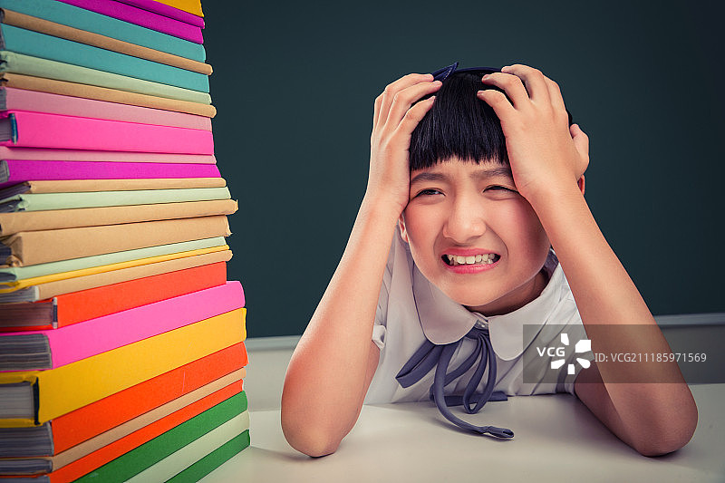 小学生和教科书图片素材