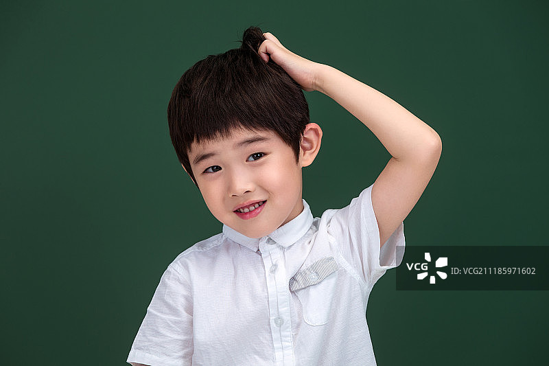 可爱的小学男生图片素材