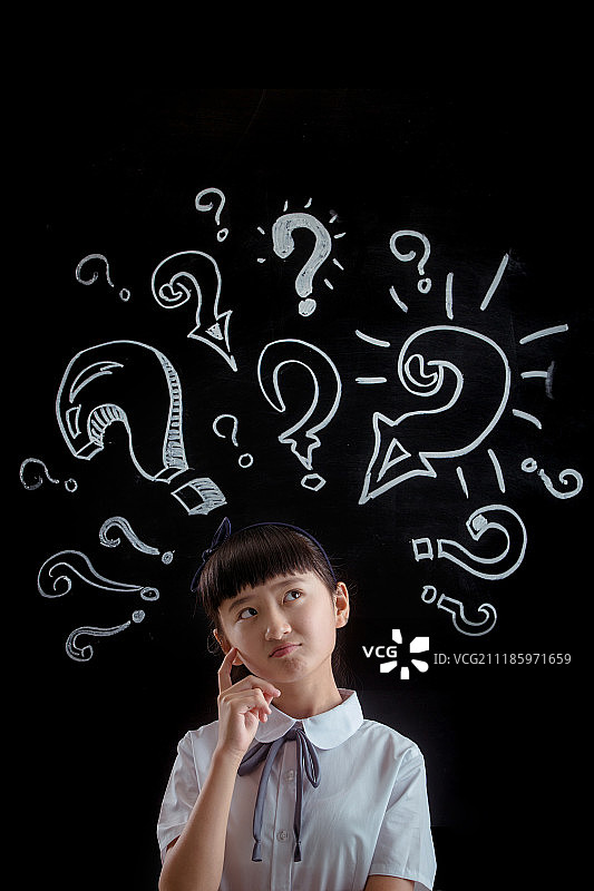 可爱的小学女生在思考图片素材