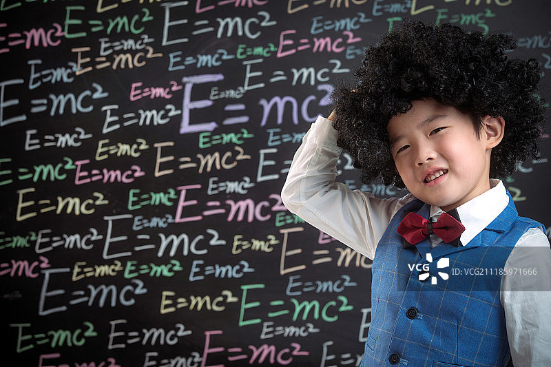 小学男生站在黑板前图片素材
