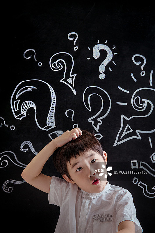 小学男生在思考图片素材