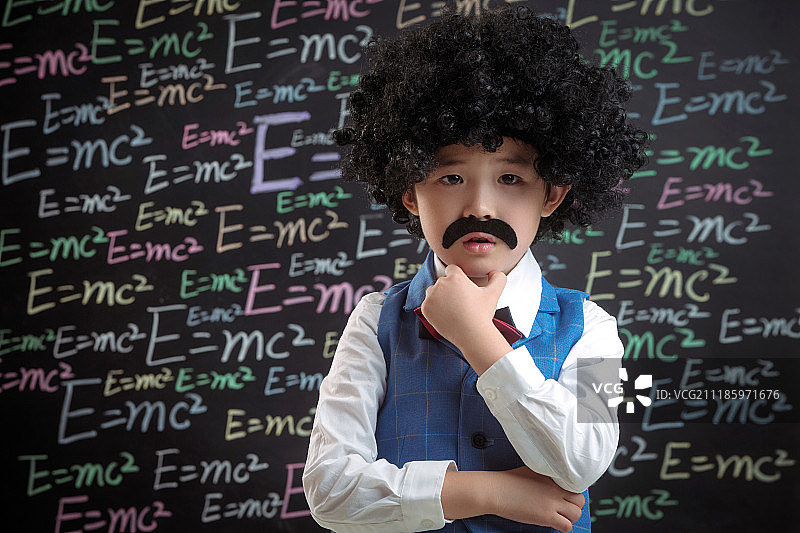 小学男生站在黑板前图片素材