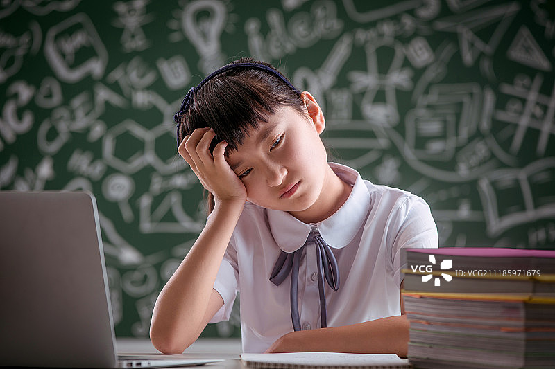 疲劳的小学女生图片素材