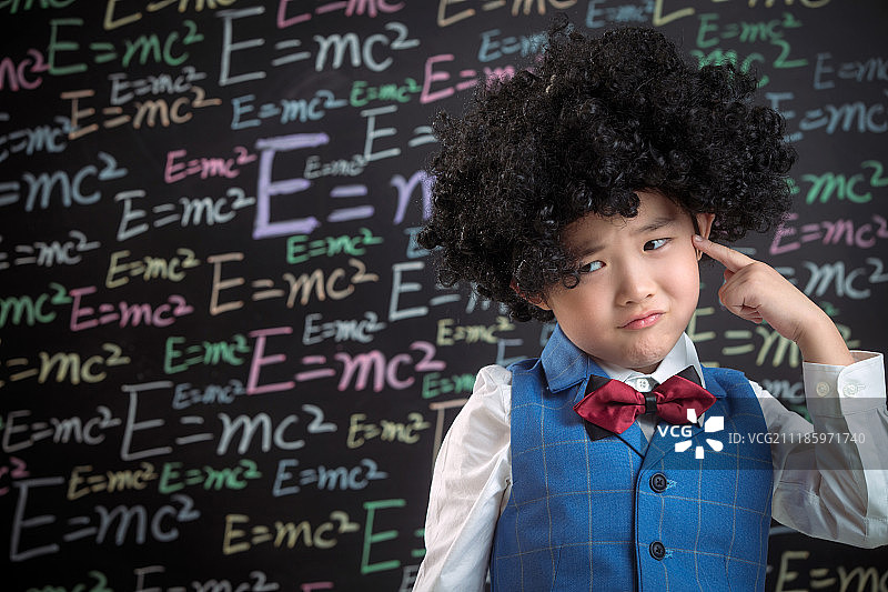 小学男生站在黑板前图片素材