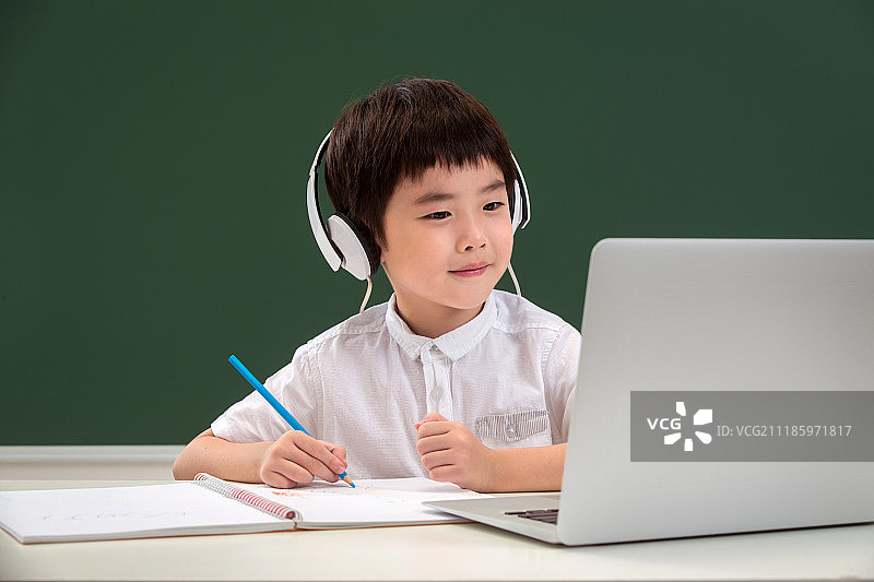 小学生在线学习图片素材