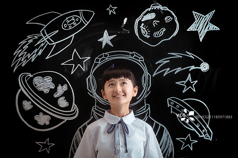 小学女生站在黑板前图片素材