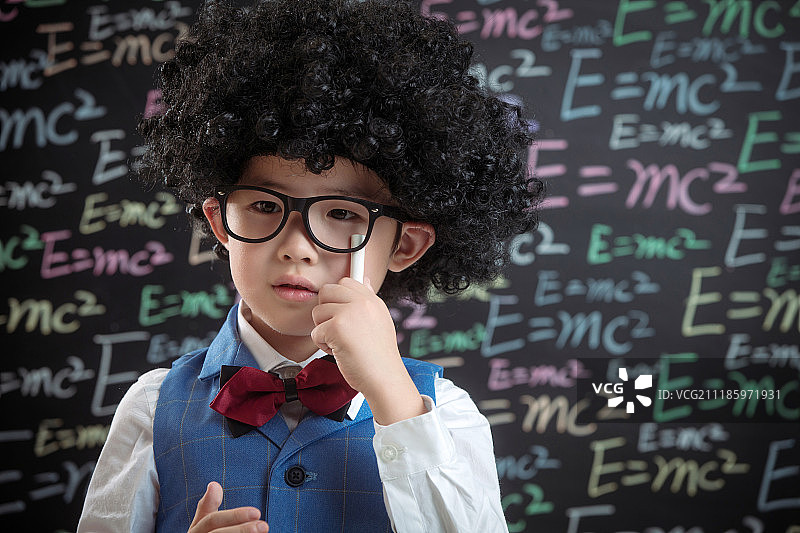 小学男生站在黑板前图片素材