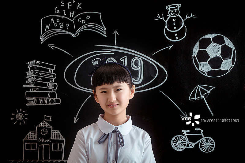 小学女生站在黑板前图片素材