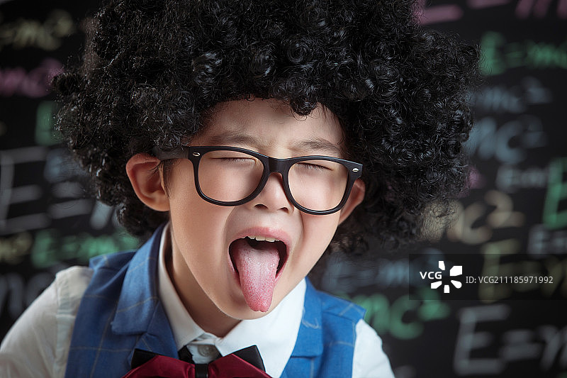 爆炸头型的小学男生图片素材