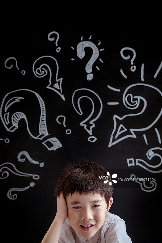 小学男生在思考图片素材