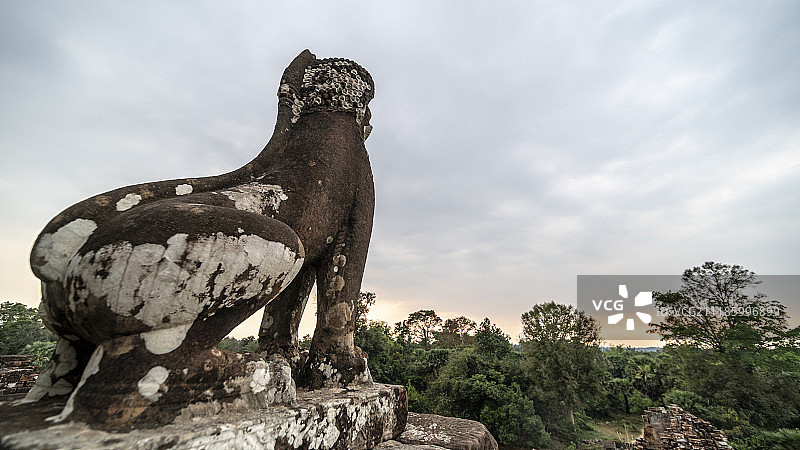 柬埔寨吴哥窟比粒寺石狮图片素材