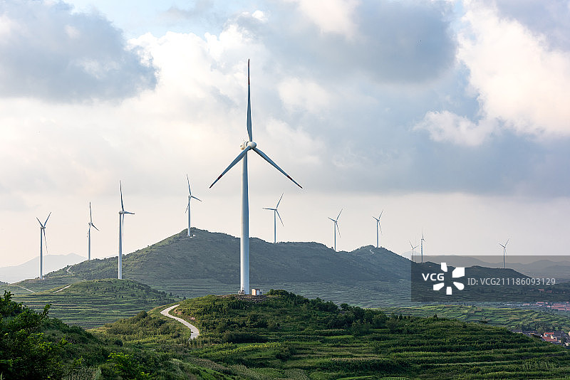 山顶上的一排风轮机图片素材