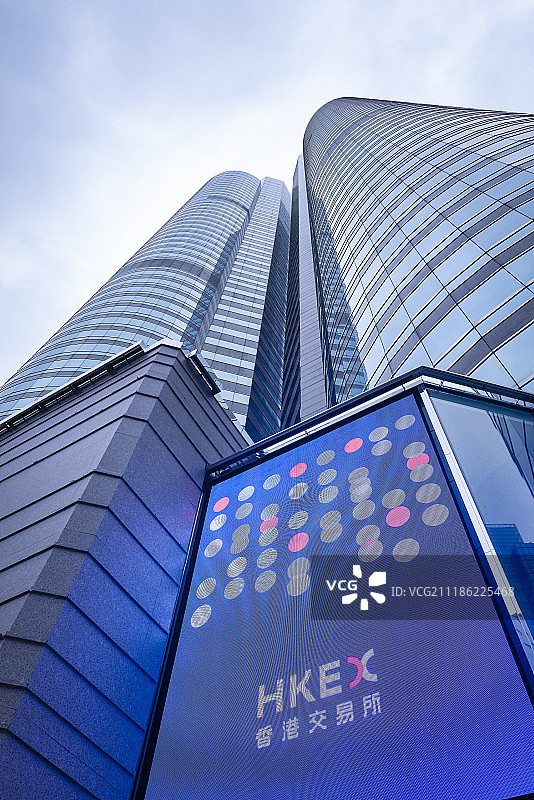低视角看香港证券交易所大楼图片素材