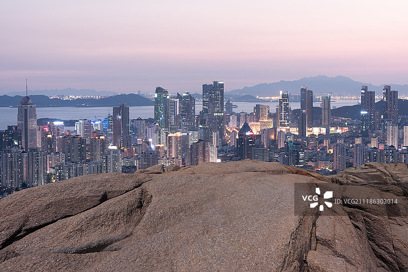 山顶眺望城市夜景图片素材