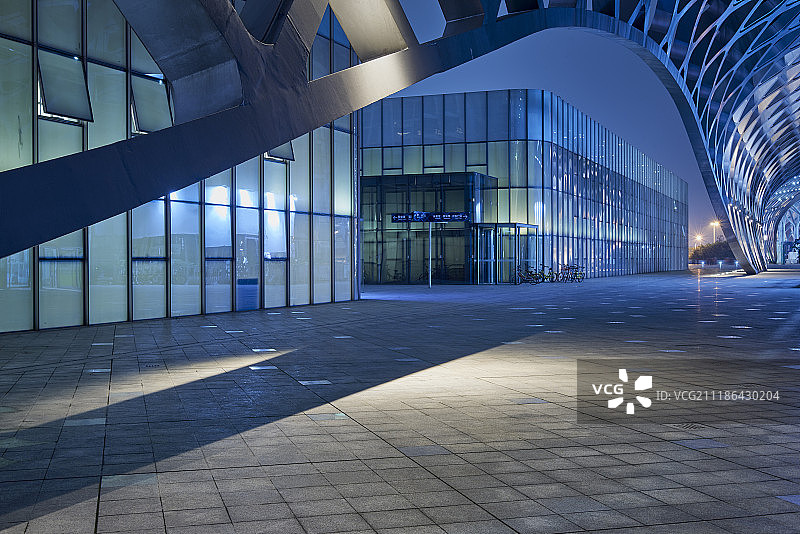 深圳地标建筑春茧体育馆夜景图片素材