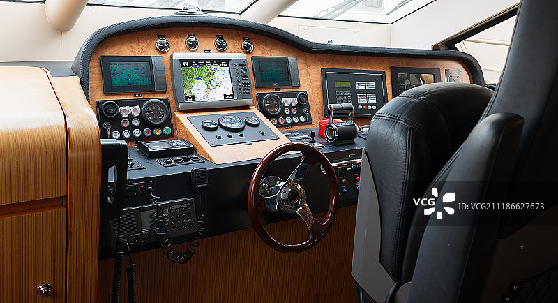 船上的驾驶操控面板图片素材