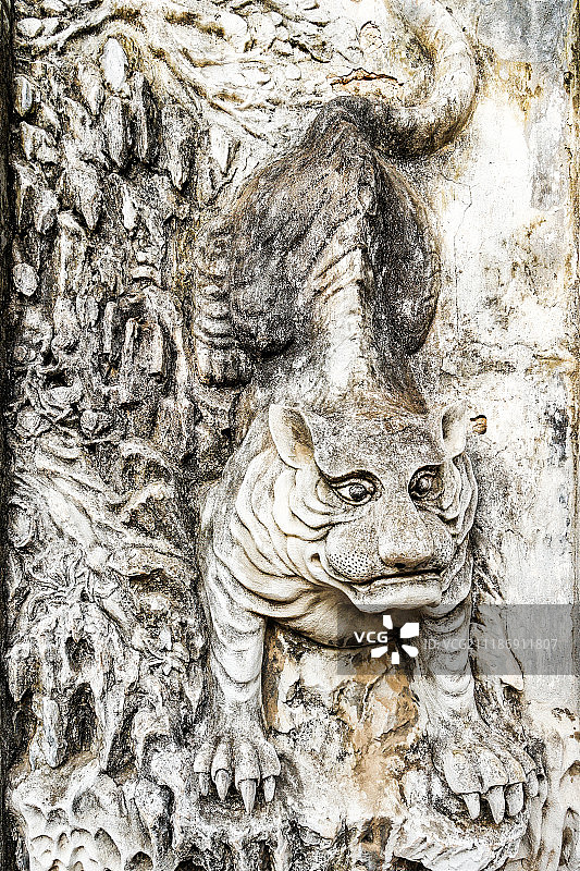 越南河内老城文庙外的老虎雕塑特写图片素材