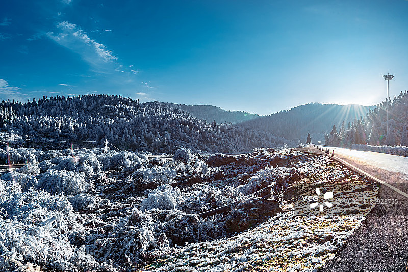 雪后初请的仙女山图片素材