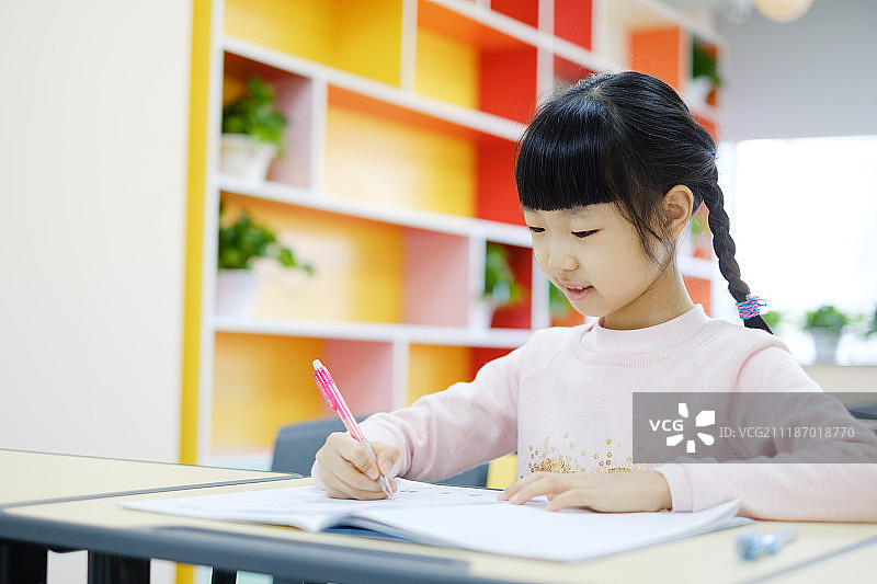 教室里写字的小女孩图片素材
