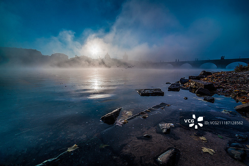 雾中伏尔塔瓦河图片素材