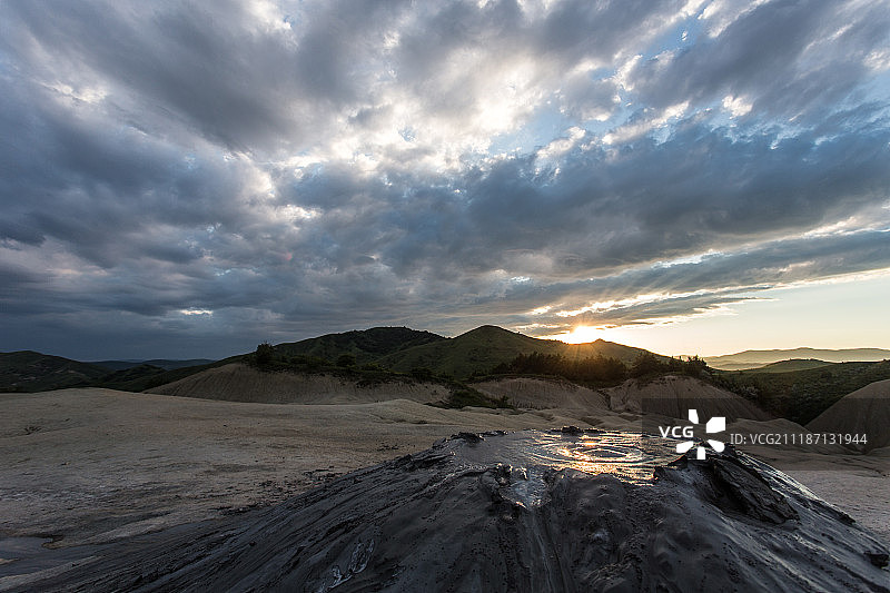 多云天气的日出景色图片素材