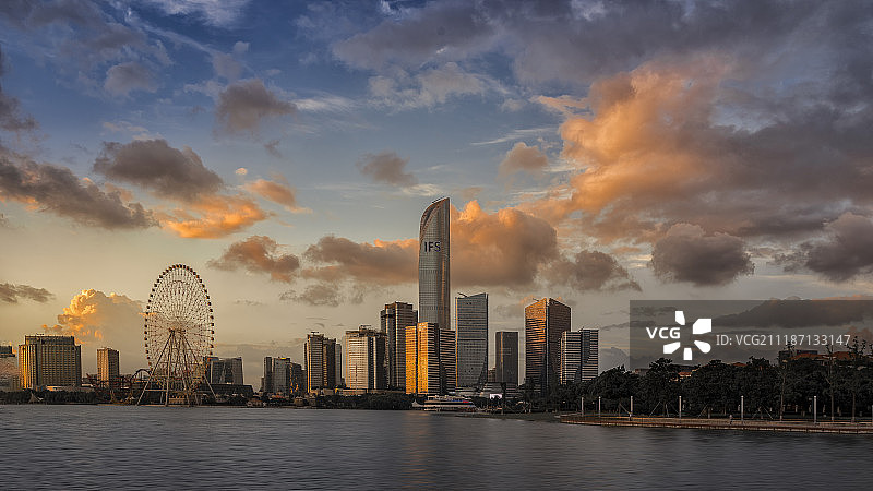 夕阳云霞下的苏州园区金鸡湖湖东摩天轮和国金中心图片素材