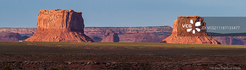 亚利桑那州圆石附近的两个孤山图片素材
