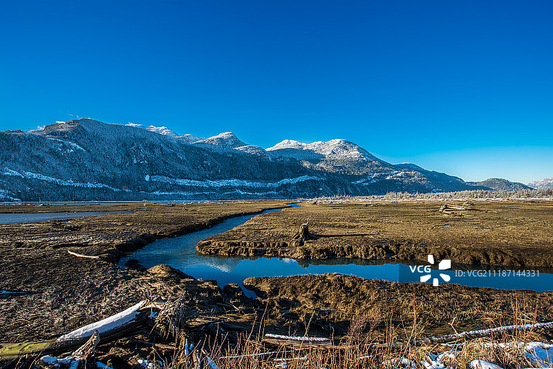 河流山峰图片素材