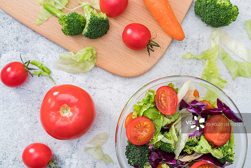 一碗新鲜蔬菜沙拉和各类蔬菜图片素材