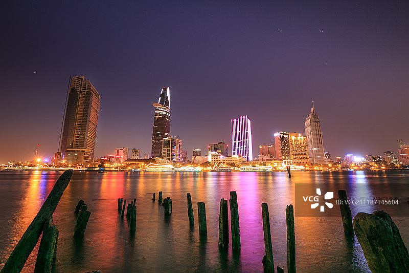夜幕下的胡志明市西贡河图片素材