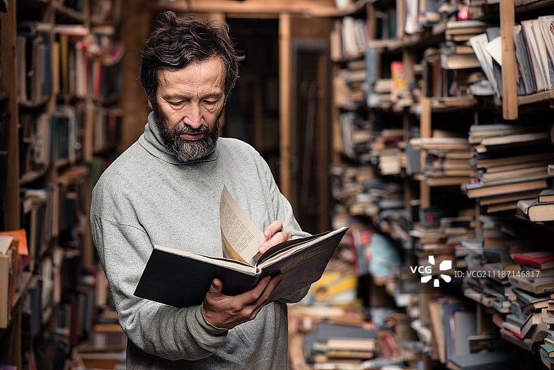 书市上真实的年长男人肖像图片素材