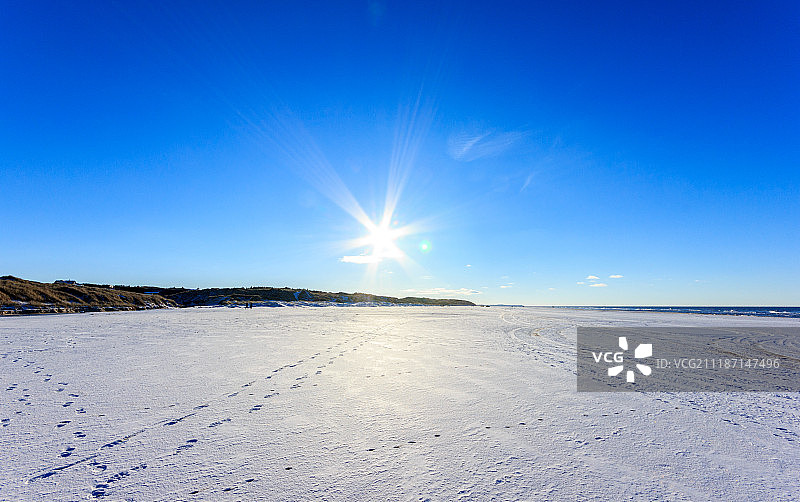 阳光明媚的海滩景观图片素材