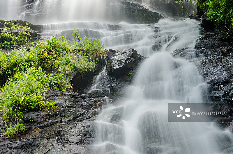 仰望埃莫卡罗拉瀑布图片素材