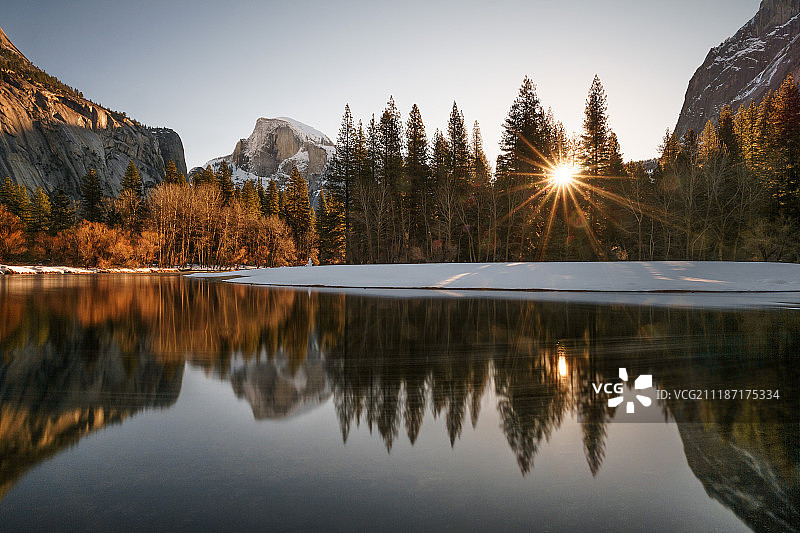 日出时的半圆顶图片素材