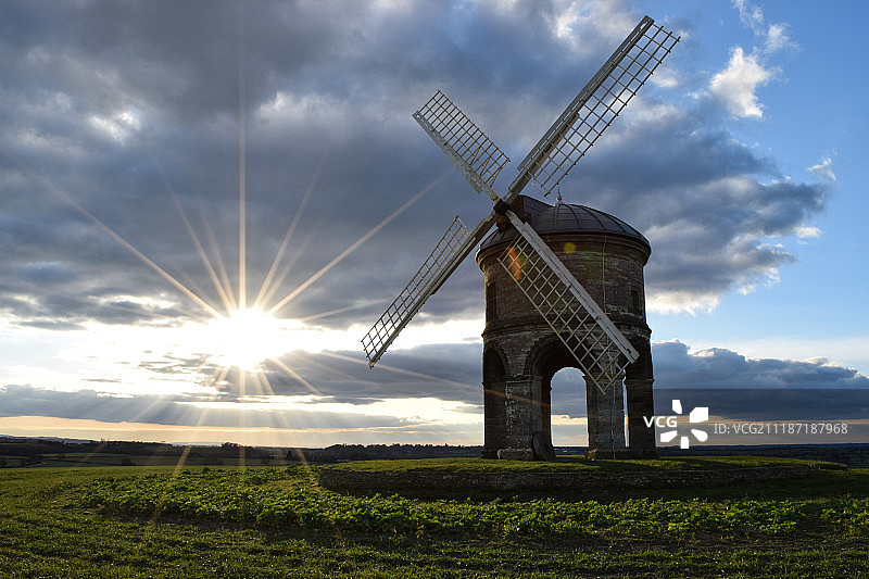 切斯特顿风车在日落时分图片素材