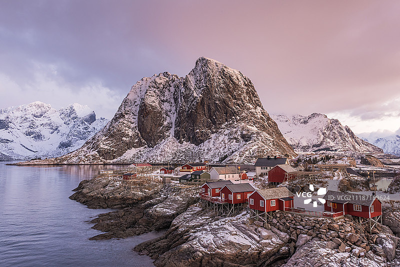 海边小村庄的冬季风光图片素材