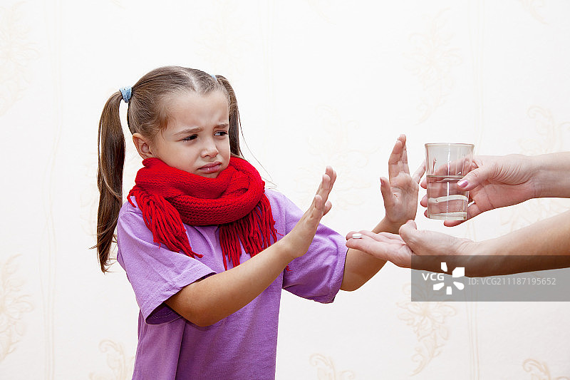 生病的女孩拒绝吃药图片素材