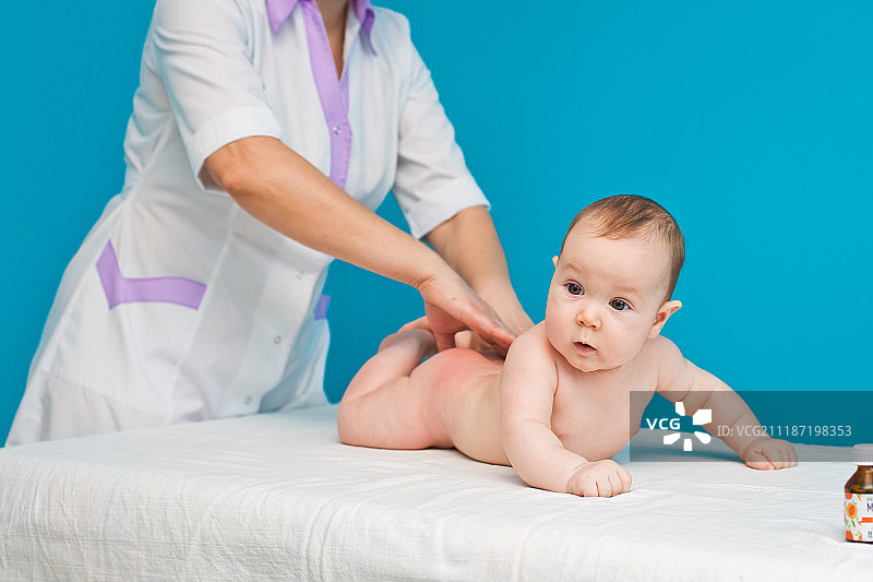 新生儿足部按摩图片素材