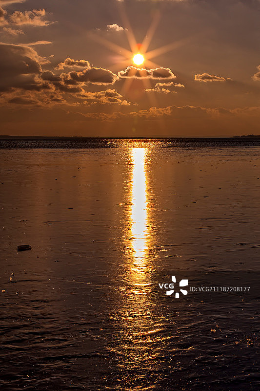 匈牙利巴拉顿湖美丽的冬季日落图片素材