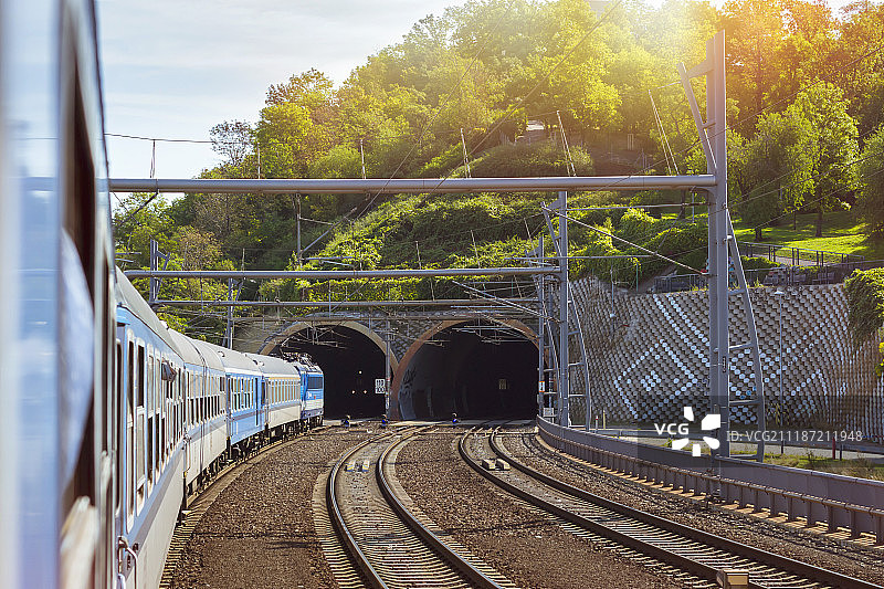 客运列车驶离布拉格火车站图片素材