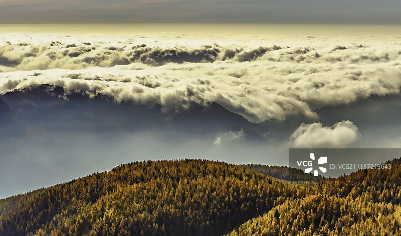 低云涌入图片素材