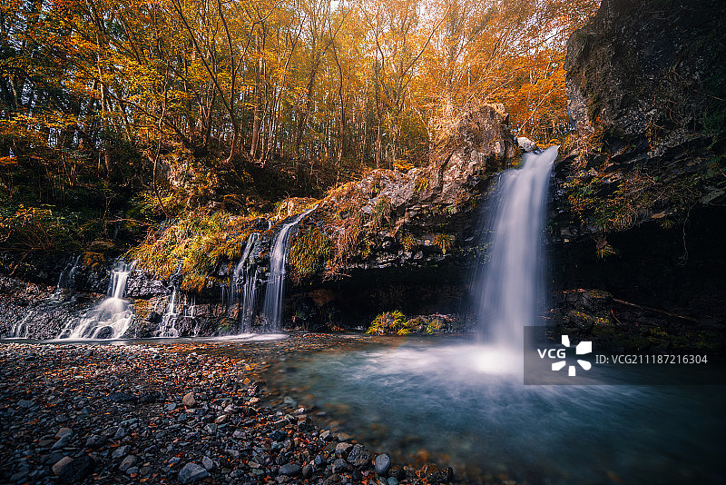 日本富士宫的秋叶瀑布图片素材