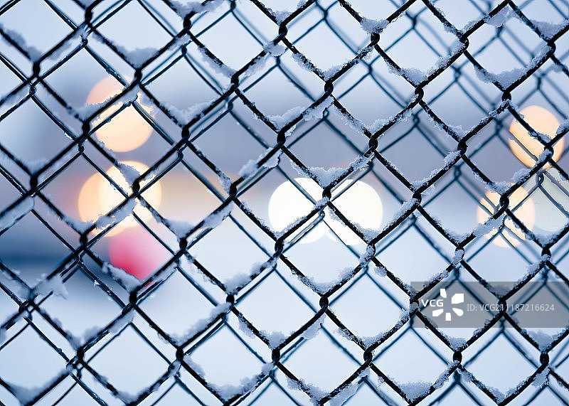 覆盖着雪的栅栏特写图片素材