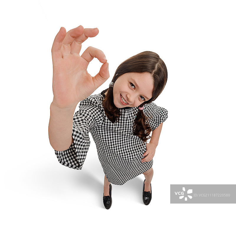快乐的女孩展示OK手势图片素材