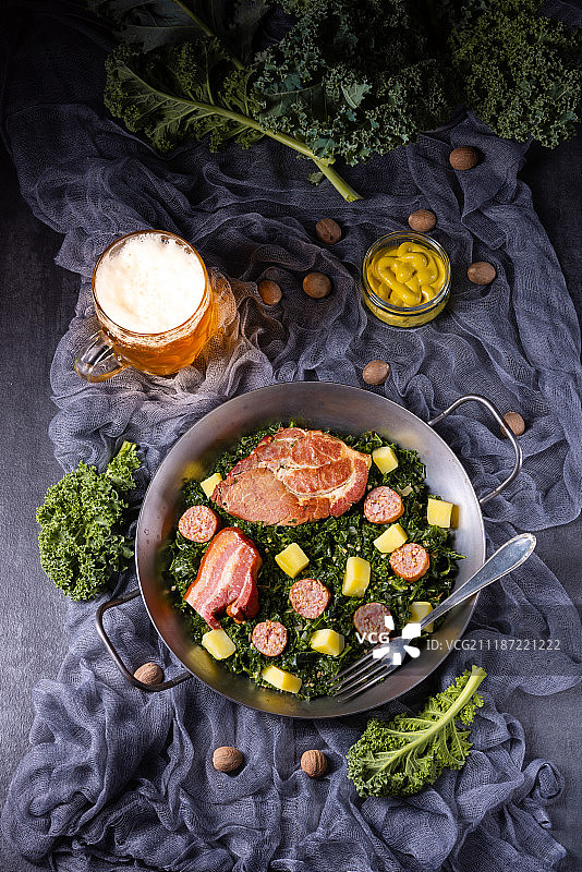 美味的羽衣甘蓝平底锅，配粉色香肠和卡斯勒猪肉图片素材