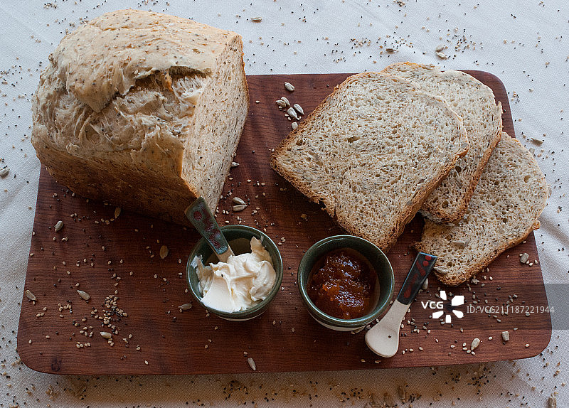 白色背景木桌上的美味健康早餐图片素材