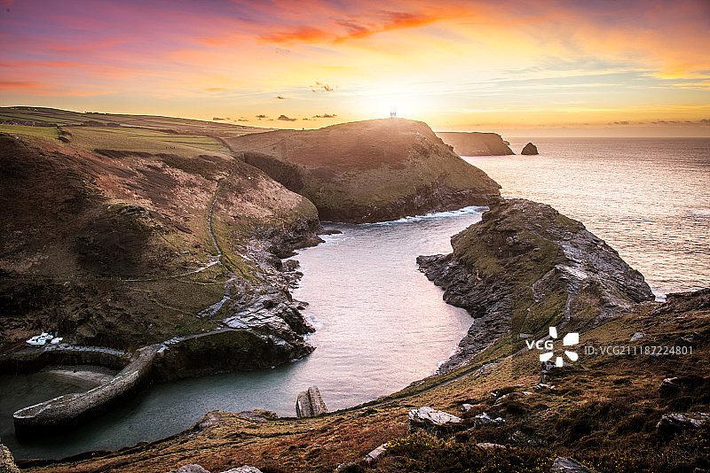 崎岖海岸上的安全港图片素材