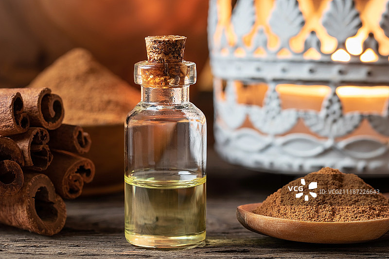一瓶肉桂精油和肉桂图片素材